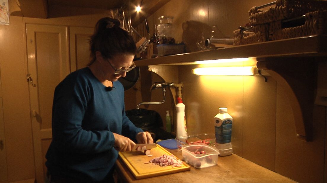 Marike aan het werk in haar scheepskeuken.
