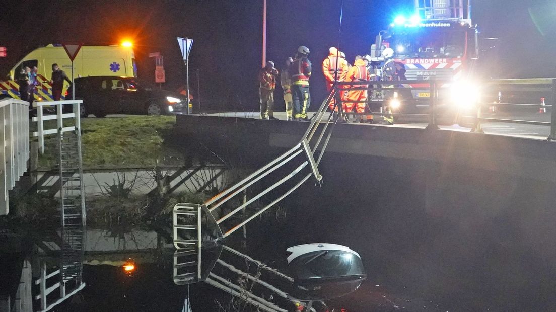 De auto belandde naast de brug in het kanaal