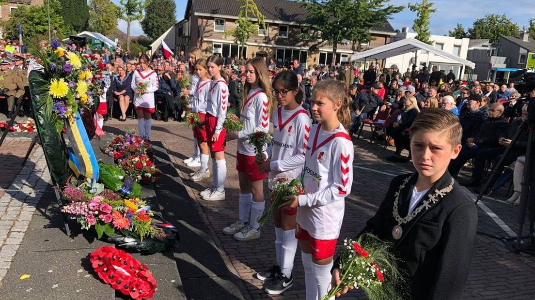 Leden van RKSV Driel bij de herdenking.