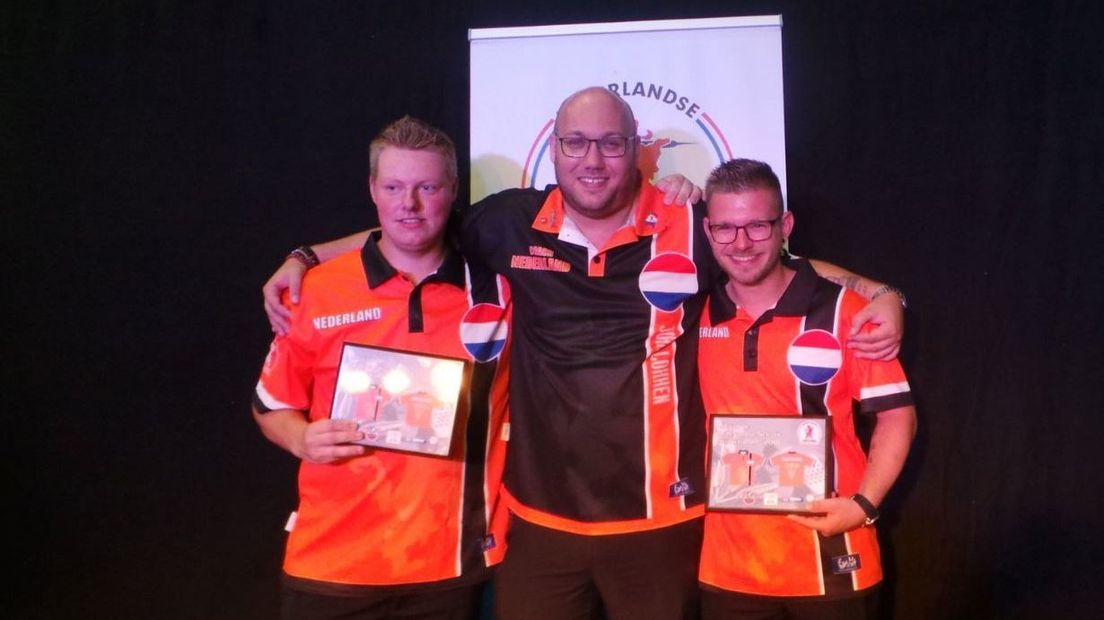 Rowdy Schoremans (rechts) maakt debuut in Nederlandse dartselectie
