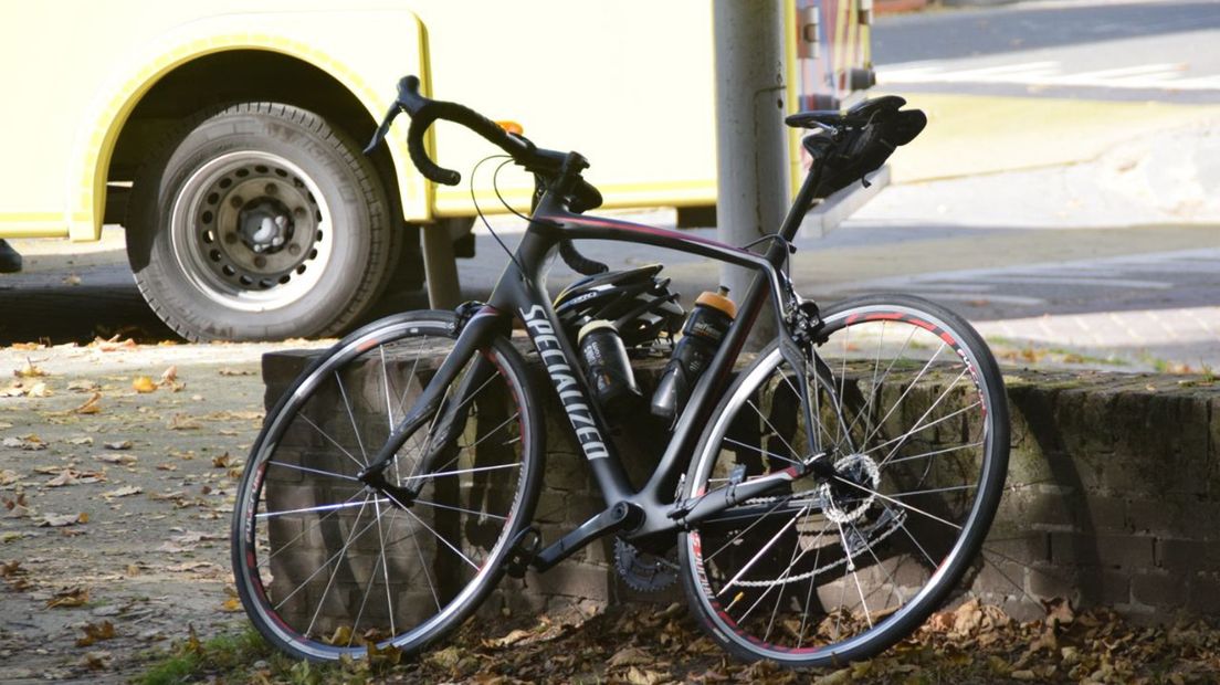 De fiets van de wielrenner die botste
