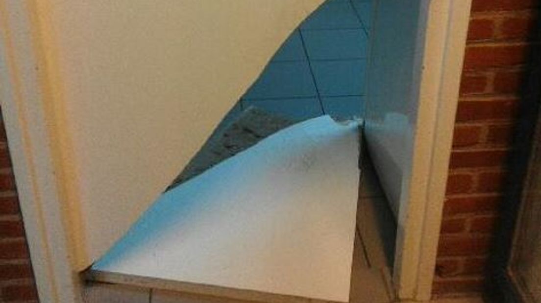 De vernielde binnendeur in de kantine in Rossum (foto Rini van Eck