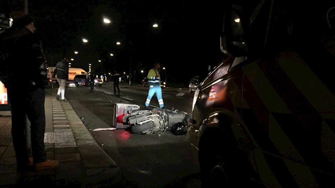 De scooter en auto raakten flink beschadigd bij het ongeluk