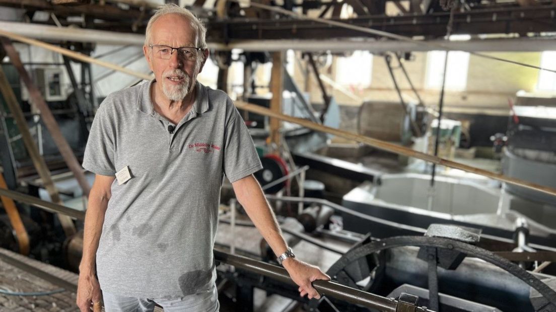 Vrijwilliger Engel Berends voor de 19e-eeuwse papiermachine.
