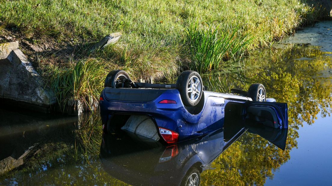 112-nieuws | Auto belandt ondersteboven in sloot - Raadselachtige vondst zwaargewonde man - Omroep W