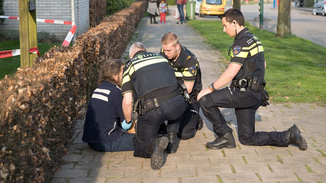 De verdachte werd geboeid afgevoerd.