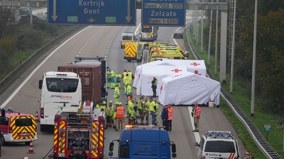 De hulpdiensten rukten maandagmiddag massaal uit voor het ongeval op de Belgische snelweg.