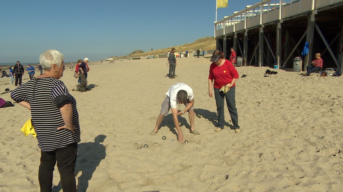 Spelers in het mulle zand moesten de bal meer werpen dan rollen
