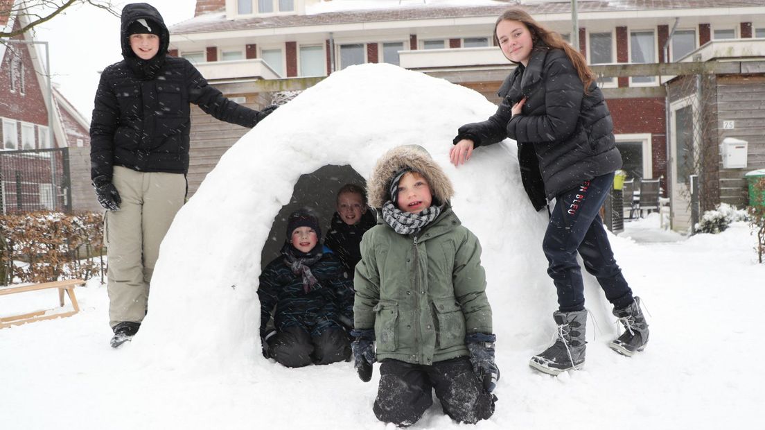 Kinderen in de Geerpolderstraat in Den Haag hebben een iglo gebouwd