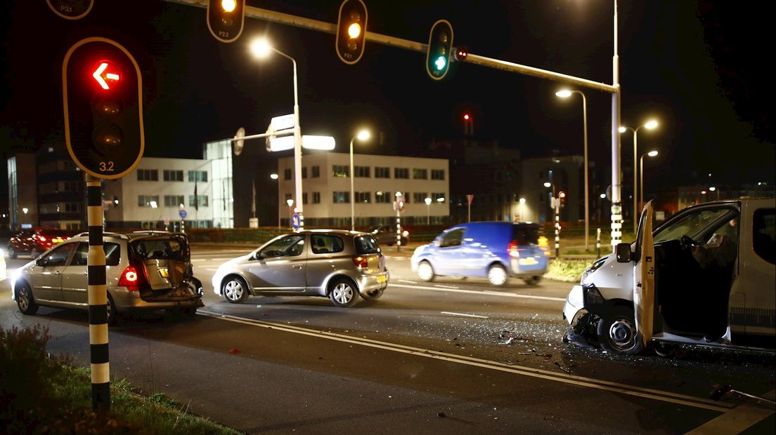 Stomdronken man botst bijna frontaal op ambulance in Zwolle: 'bierblikken lagen naast kinderzitje'