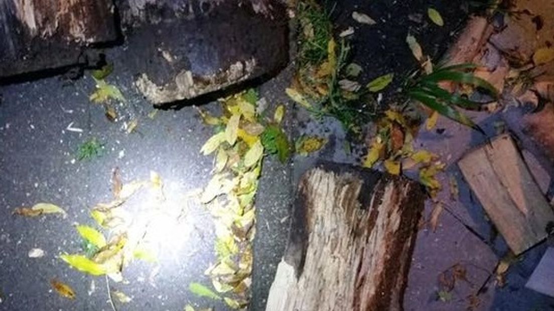 Man haalt vuurwerk weg van kinderen, maar het ontploft thuis