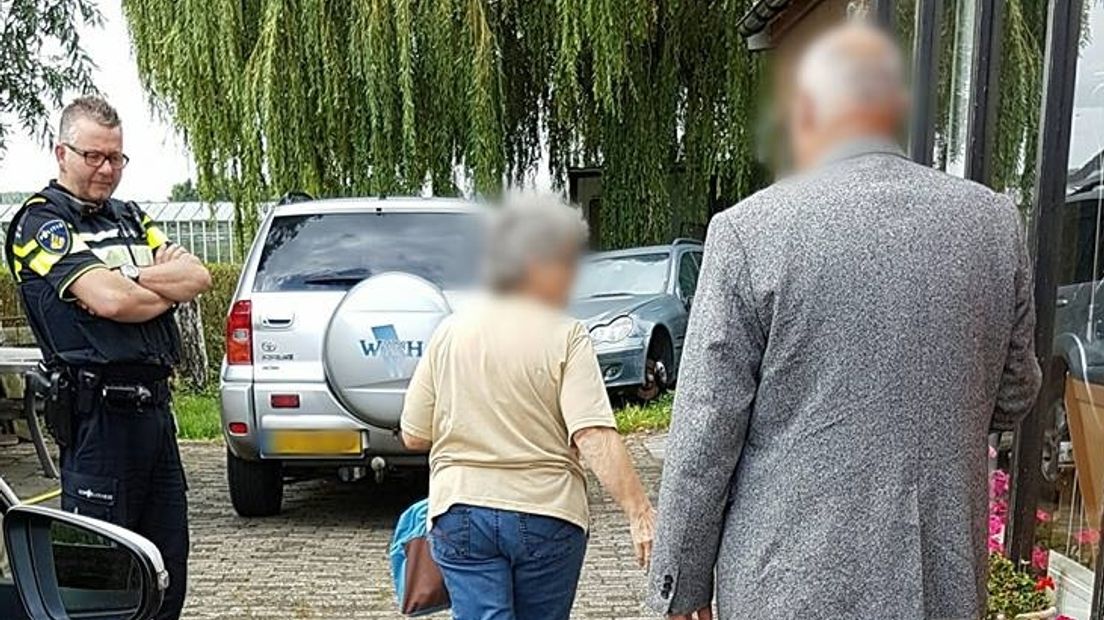 Politie geeft lift aan bejaarde die naar huis wil lopen