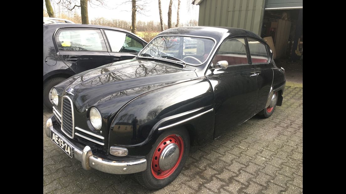 Een van de eerste Saab auto's uit de collectie