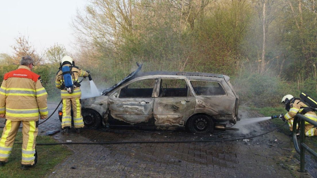 De auto is volledig uitgebrand