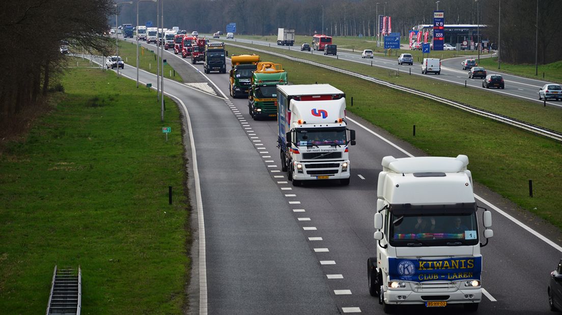 De vrachtwagens op de snelweg A1.