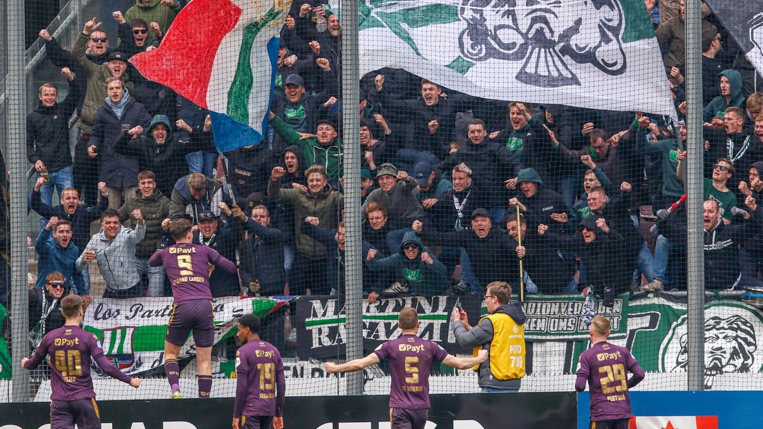 Strand Larsen viert een doelpunt in de uitwedstrijd tegen FC Utrecht met het meegereisde publiek