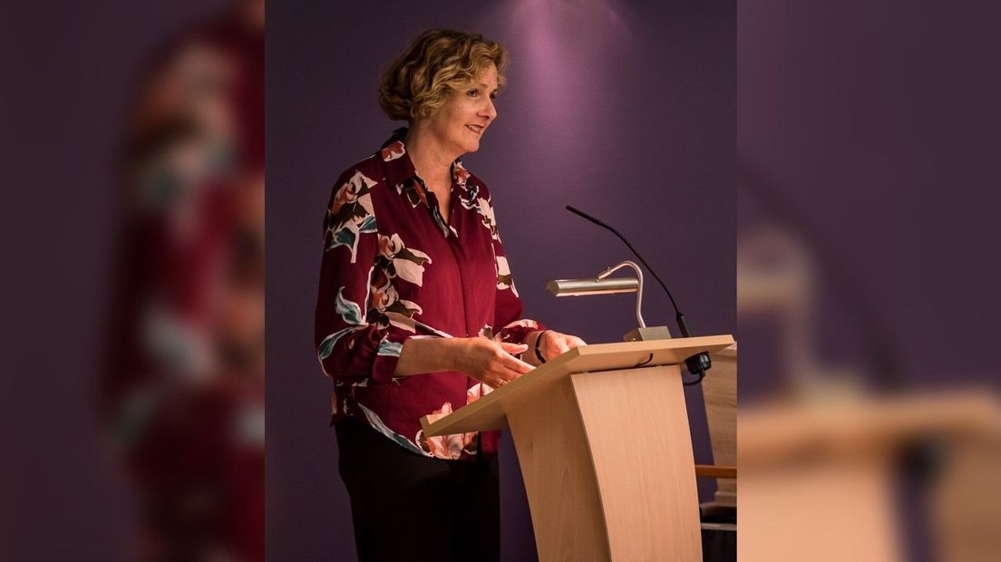 Anneke Duvekot-Bimmel tijdens een uitvaartplechtigheid