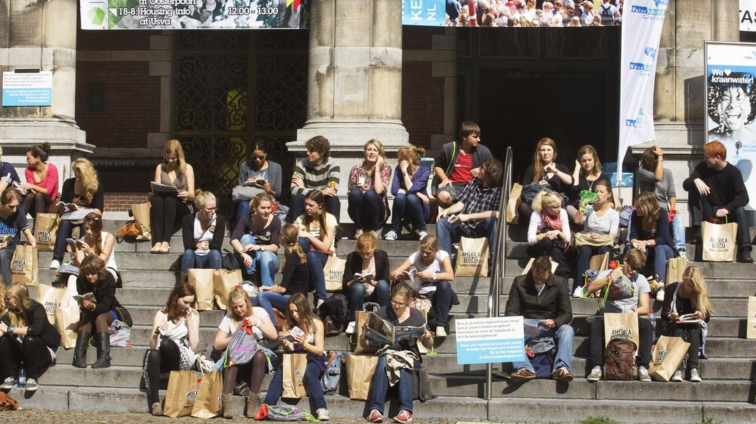 Studenten op de trappen van het Academiegebouw van de RUG