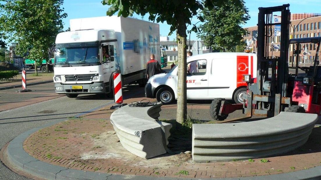 Vrachtwagen rijdt zich vast op muurtje in Almelo