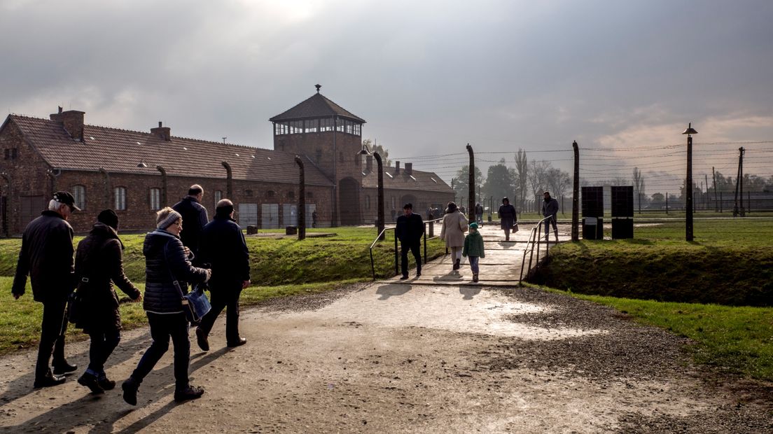 Het poortgebouw van concentratiekamp Auschwitz