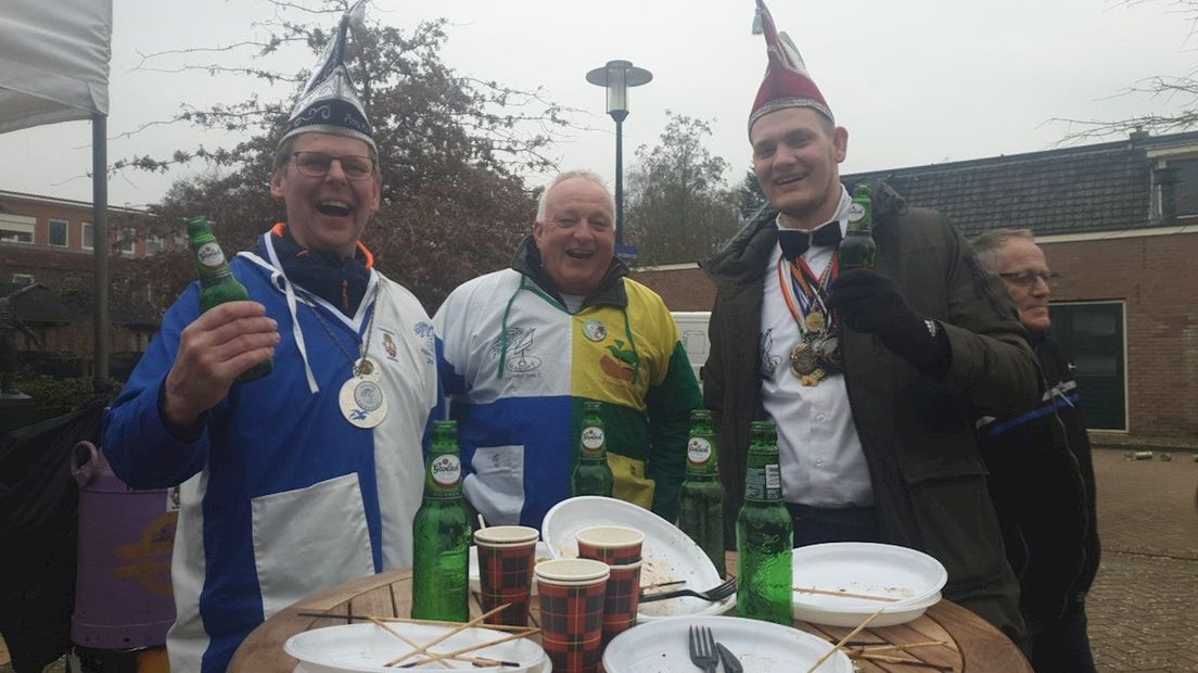 Carnavalvierders Boskamp om zeven uur vanochtend aan barbecuevlees