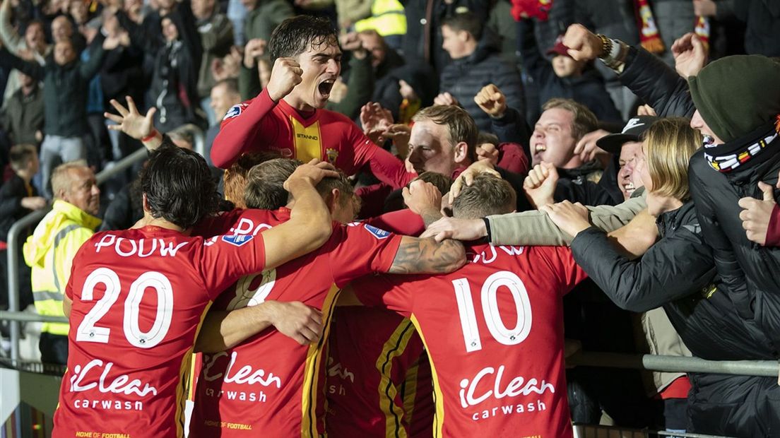 Go Ahead Eagles viert met supporters winnende doelpunt tegen Fortuna Sittard op 31 oktober 2021