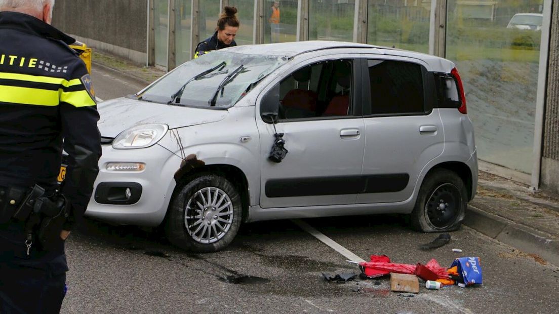 Auto belandt op de kop in Rijssen