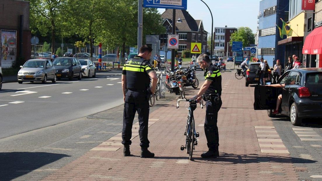 Auto knalt tegen fietser in Hengelo