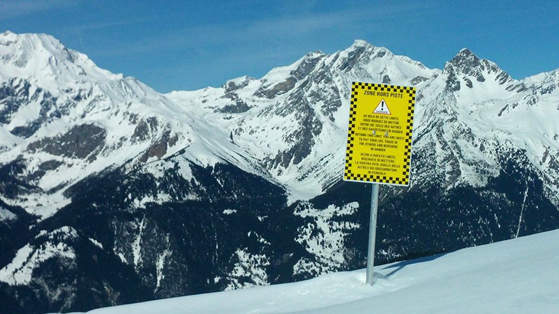De drie studenten uit Nijmegen moesten over een hek klimmen om off-piste te snowboarden bij Valféjus in de Franse Alpen. Iets verderop werden dinsdag de drie mannen bedolven door een lawine.