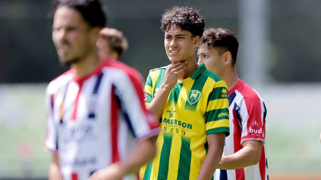 ADO Den Haag-aanvaller Rafael Struick in actie tegen Excelsior Maassluis