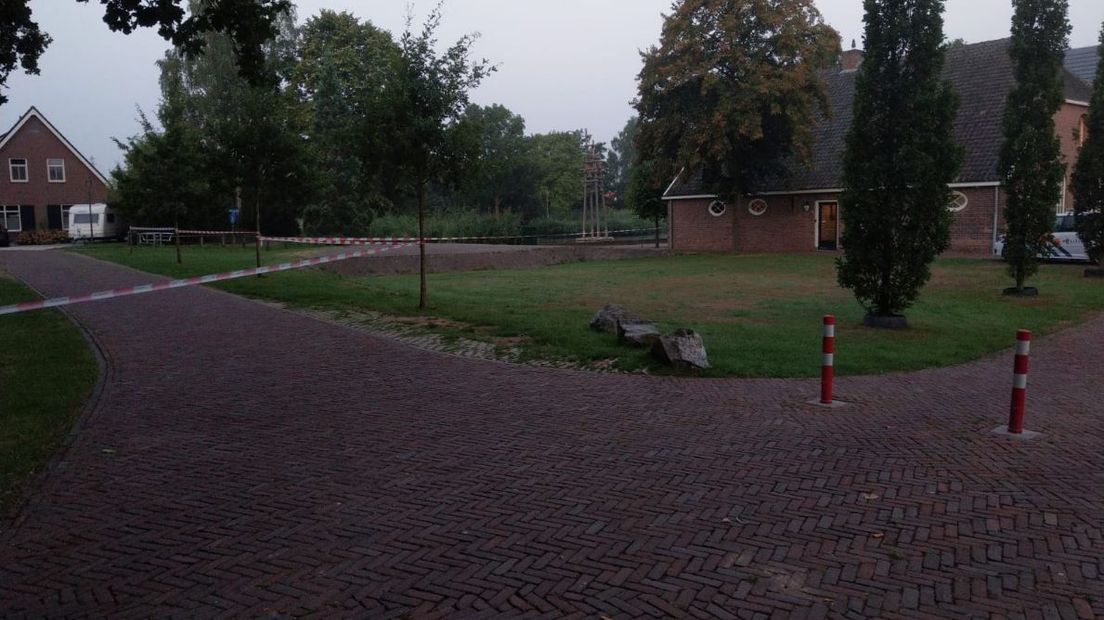Een auto is in de nacht van dinsdag op woensdag het gemeentehuis van Lingewaard in Bemmel binnengereden. Naast de wagen is een dode aangetroffen. Volgens burgemeester Schuurmans gaat het om de bestuurder.
