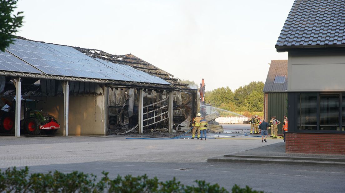 Fire brigade with many vehicles to fire at contracting company in Lemelerveld