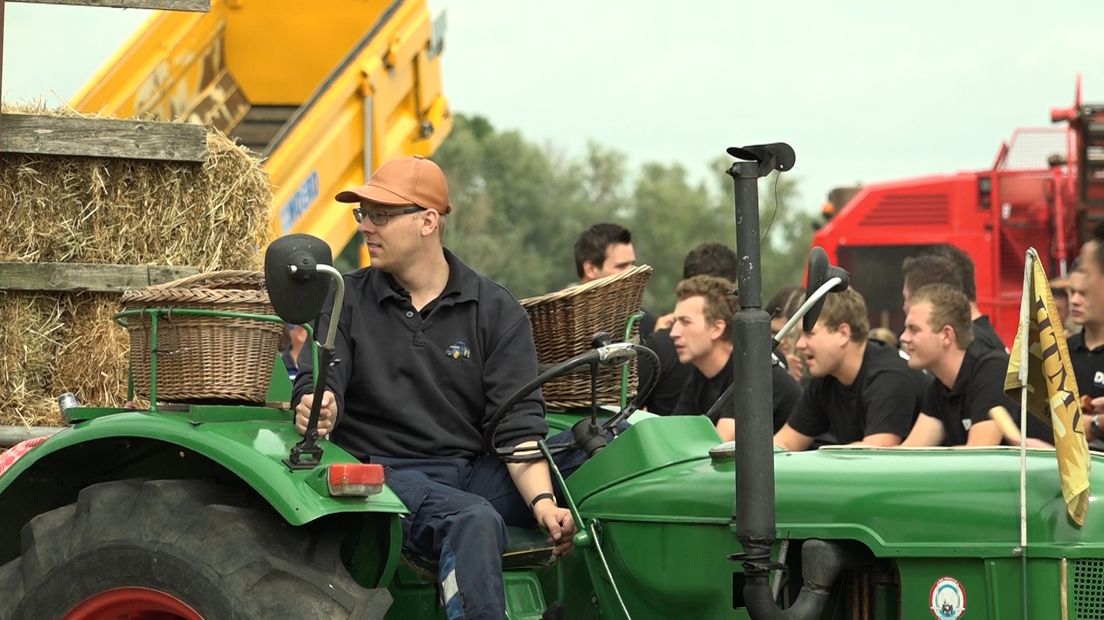 De Maas en Waalse Oogstdagen zijn in dertien jaar tijd uitgegroeid tot een populaire viering van het boerenbestaan. Op recreatieterrein De Gouden Ham bij Appeltern waren dit weekend allerlei demonstraties, streekproducten, oude ambachten; maar het hoogtepunt voor velen is toch het enige echte Nederlands Kampioenschap Hooien.