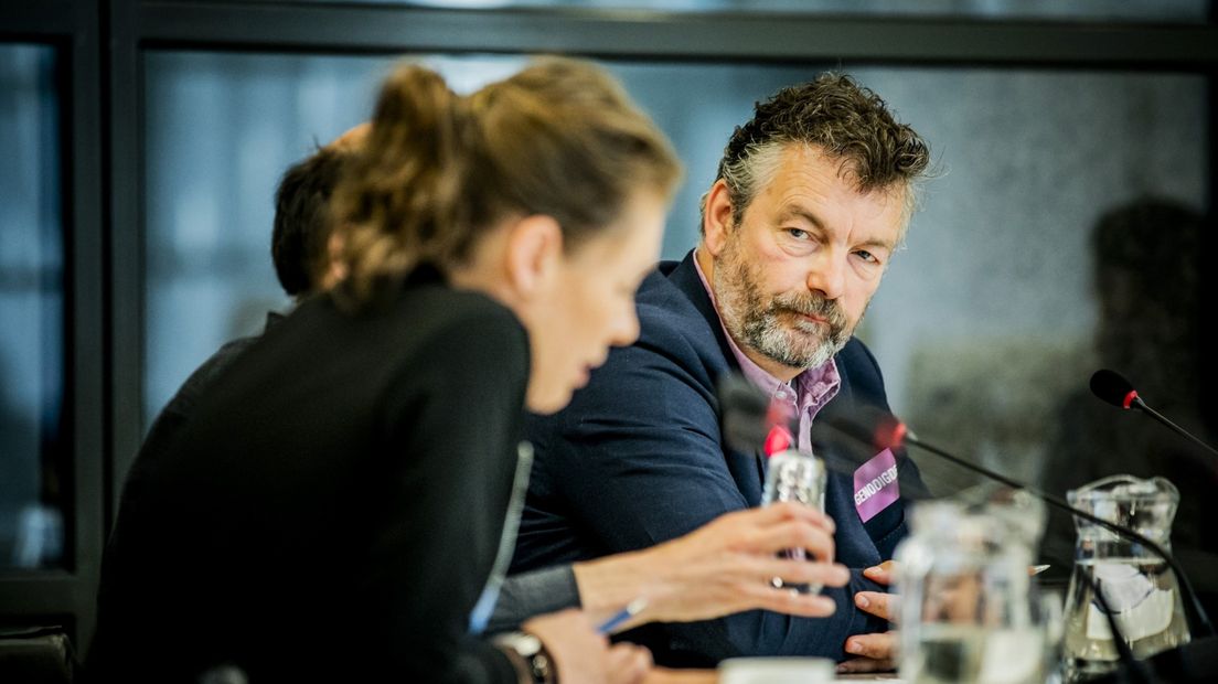 Derwin Schorren, van de Groninger Bodem Beweging, tijdens een rondetafelgesprek in de Tweede Kamer.