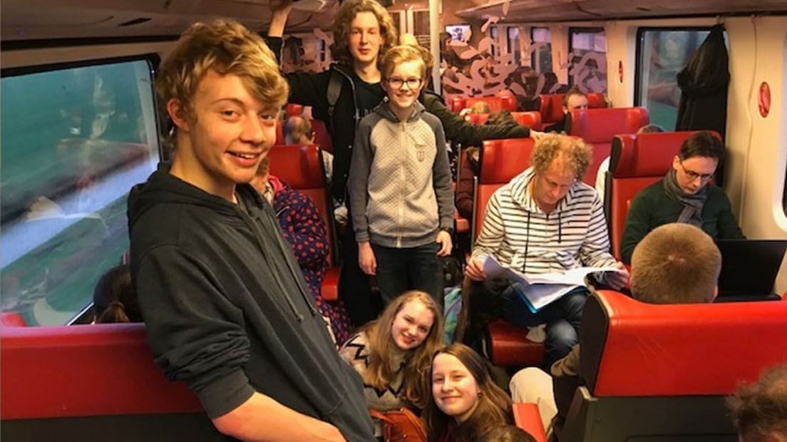 De scholieren in de trein op weg naar Den Haag
