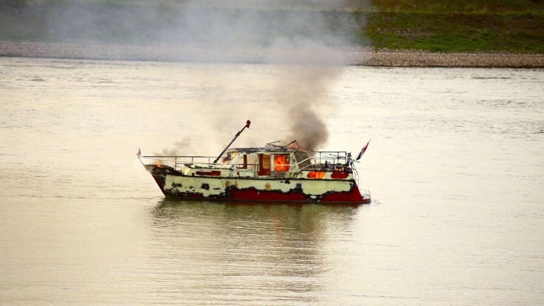 Op de Waal bij Millingen aan de Rijn is woensdagavond een boot in brand gevlogen.