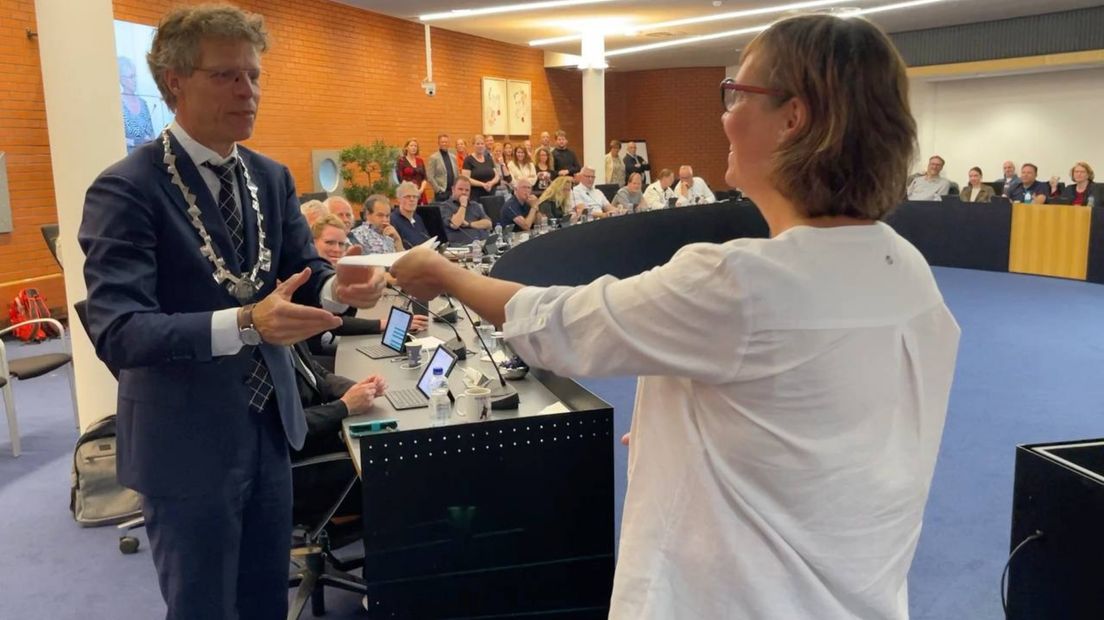 Petra Janssen overhandigt de petitie aan burgemeester Ard van der Tuuk