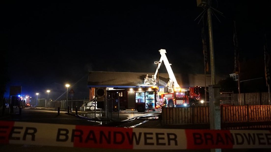 Bouwmarkt Heijink in Zutphen gaat voorlopig nog niet open na de zeer grote brand van maandagavond. Volgens de zoon van de eigenaar is de brand extra zuur omdat de showroom net verbouwd was.