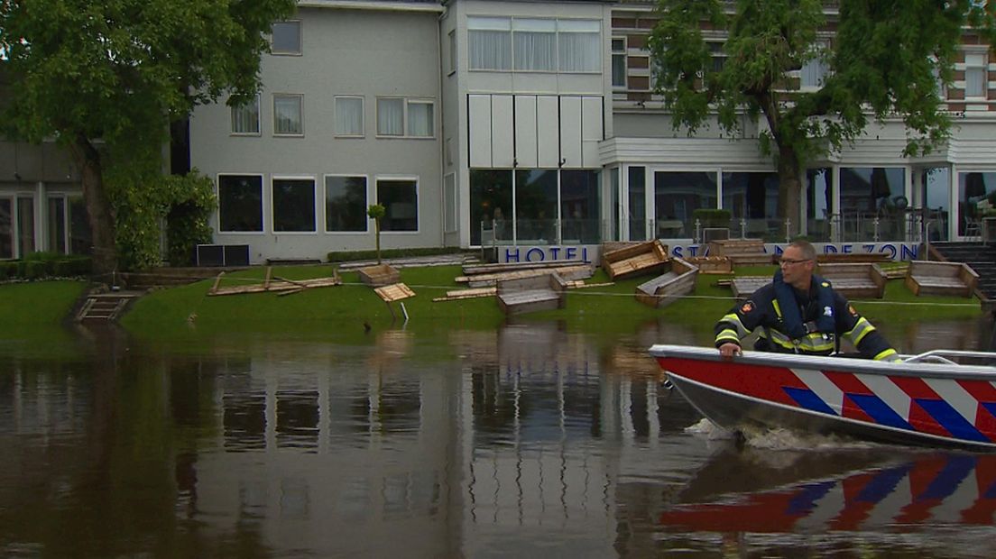 Brandweer Ommen haalt eigenaren van boot