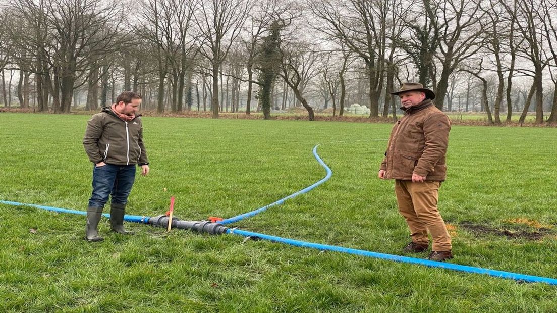 Agrariër Jelger Zielhorst (l) en waterschapsbestuurder Peter Schrijver bij het bevloeiingssysteem