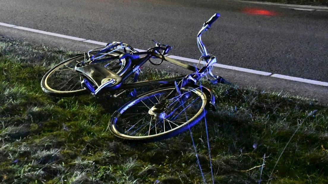 De fiets belandde tientallen meters verderop