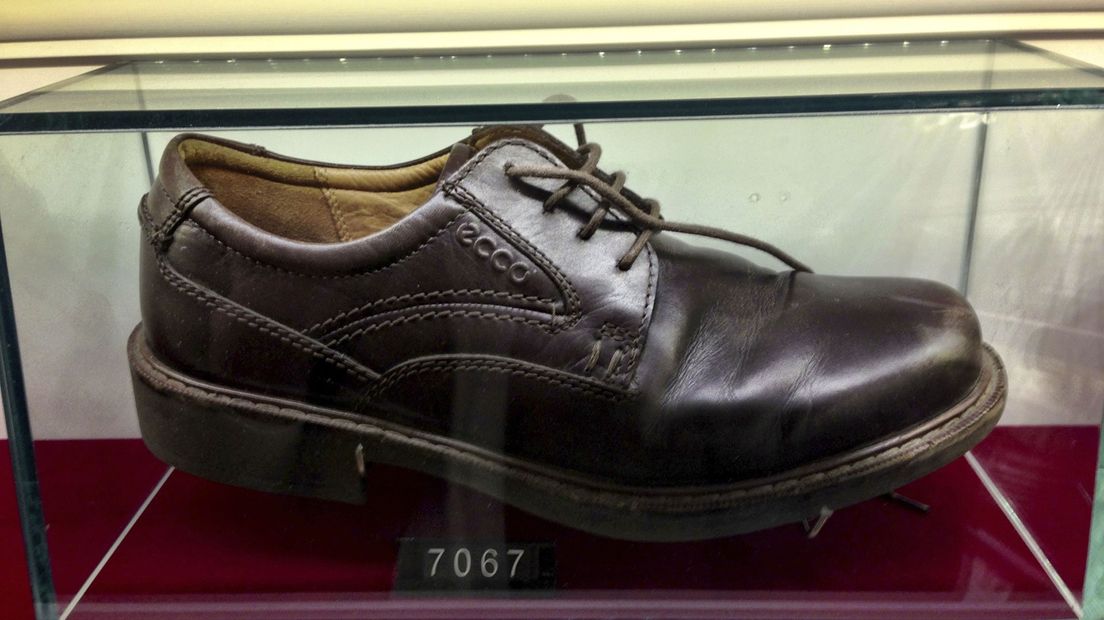 Een replica van de Bush-schoen in een museum