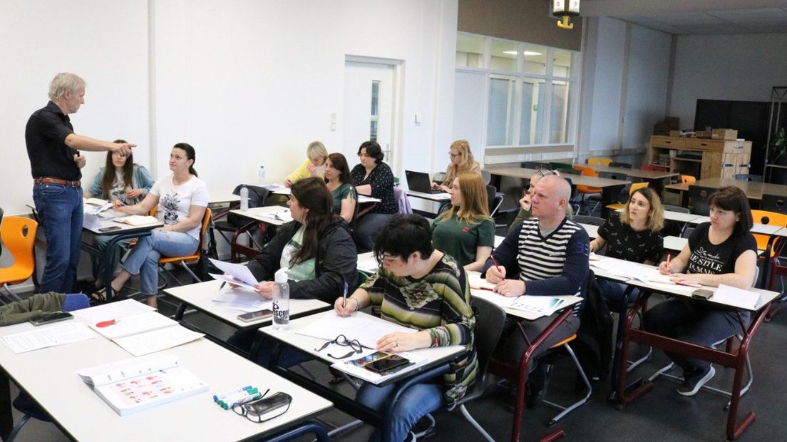 Groep vluchtelingen uit Oekraïne volgt les bij Alfa-college