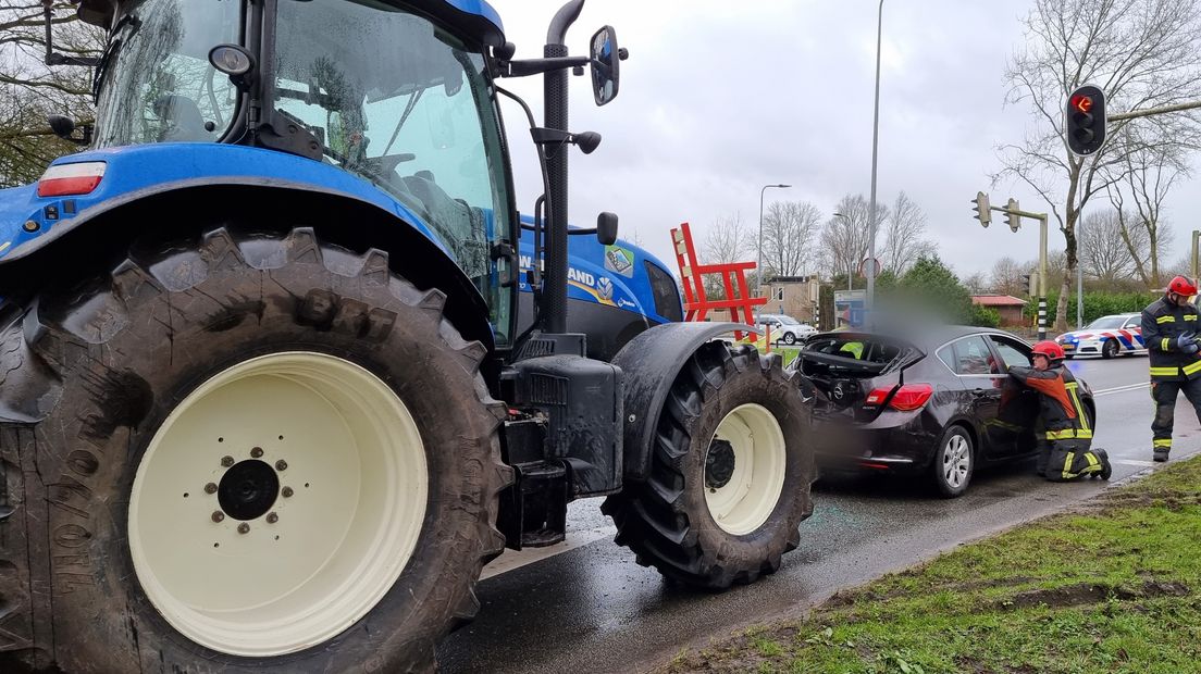 De trekker reed achterop de lesauto