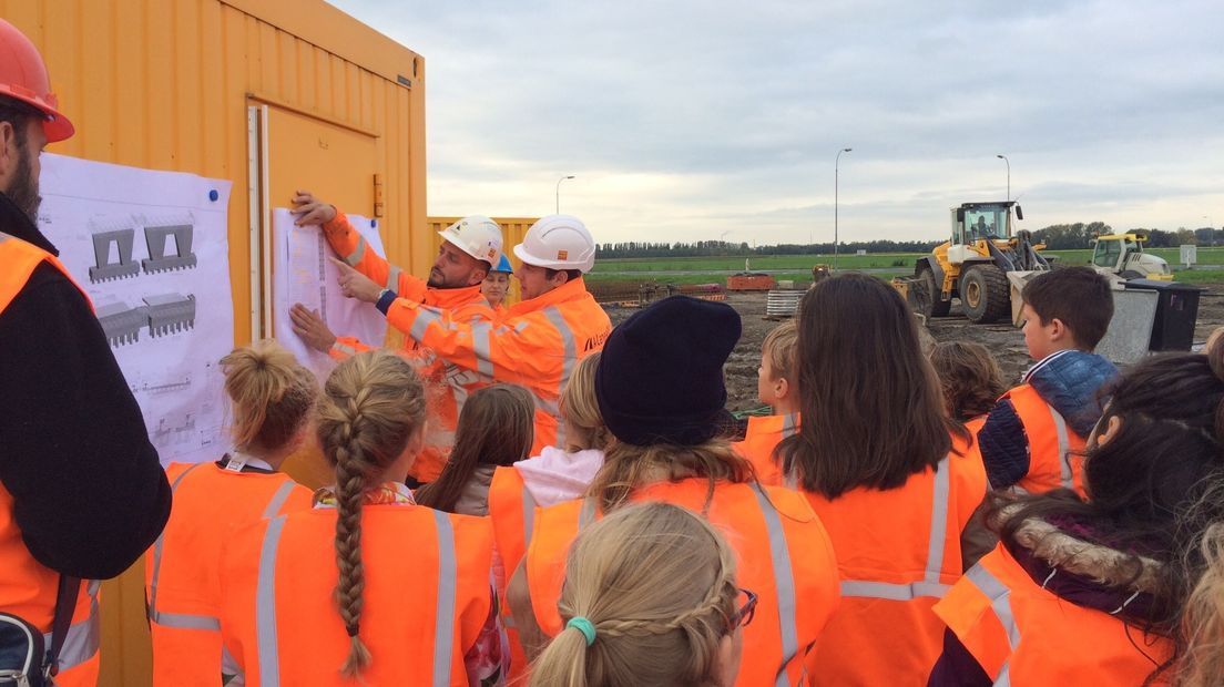Kinderen van basisschool de Kreeke in Westdorpe krijgen uitleg over werkzaamheden aan de Tractaatweg