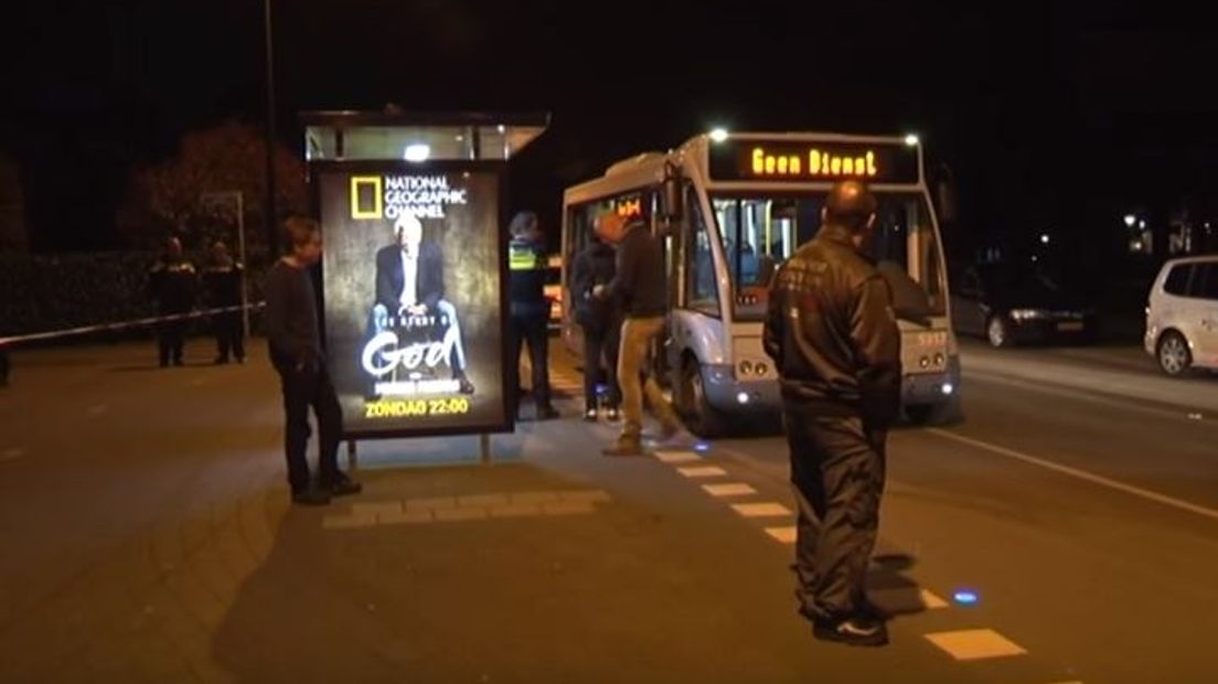 In Apeldoorn reden dinsdagochtend korte tijd geen bussen van Syntus. De chauffeurs hadden spontaan het werk neergelegd vanwege de gewapende overval van maandagavond.