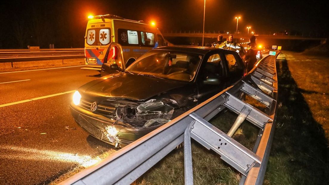 Ook de vangrail raakte beschadigd door de crash.