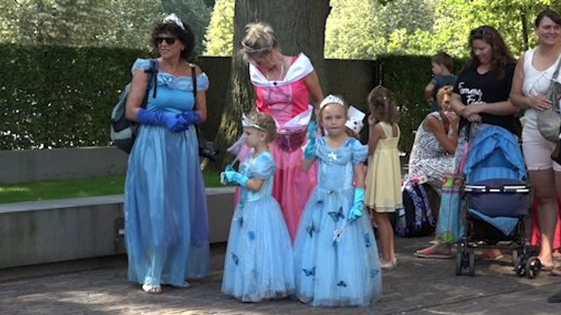 Op Paleis Het Loo in Apeldoorn zijn deze zomer nog meer prinsen en prinsessendagen dan voorgaande jaren. Steeds meer kinderen willen verkleed naar het paleis.