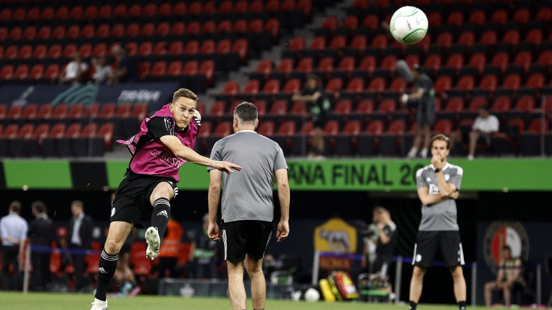 Jens Toornstra schiet op doel, dinsdagavond op de afsluitende training in het stadion in Tirana