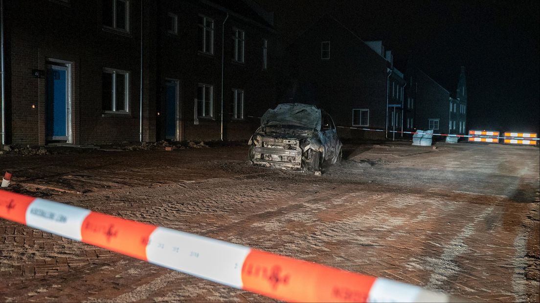 Autobrand in verlaten nieuwbouwwijk Deventer: politie doorzoekt gebied met hondengeleider